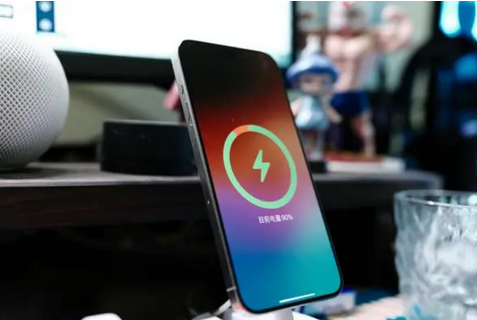 咸宁苹果15换屏服务分享用什么充电器给iPhone15充电更好 